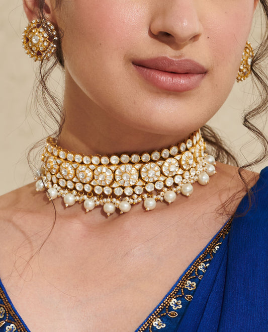 Featuring an 18kt gold plated 92.5 silver Vellore polki round motif choker with fresh water pearls.