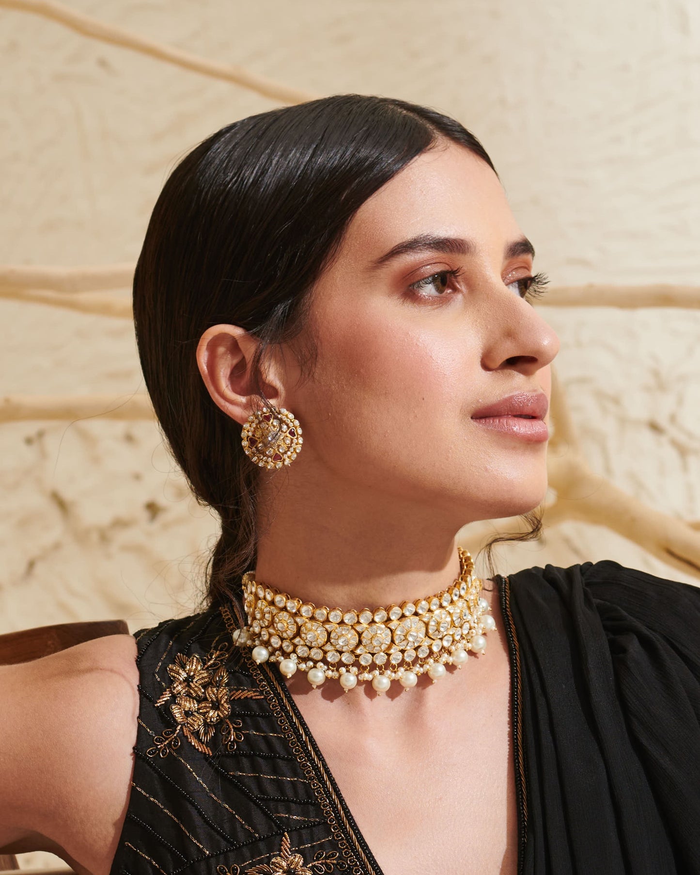 Featuring an 18kt gold plated 92.5 silver Vellore polki round motif choker with fresh water pearls.